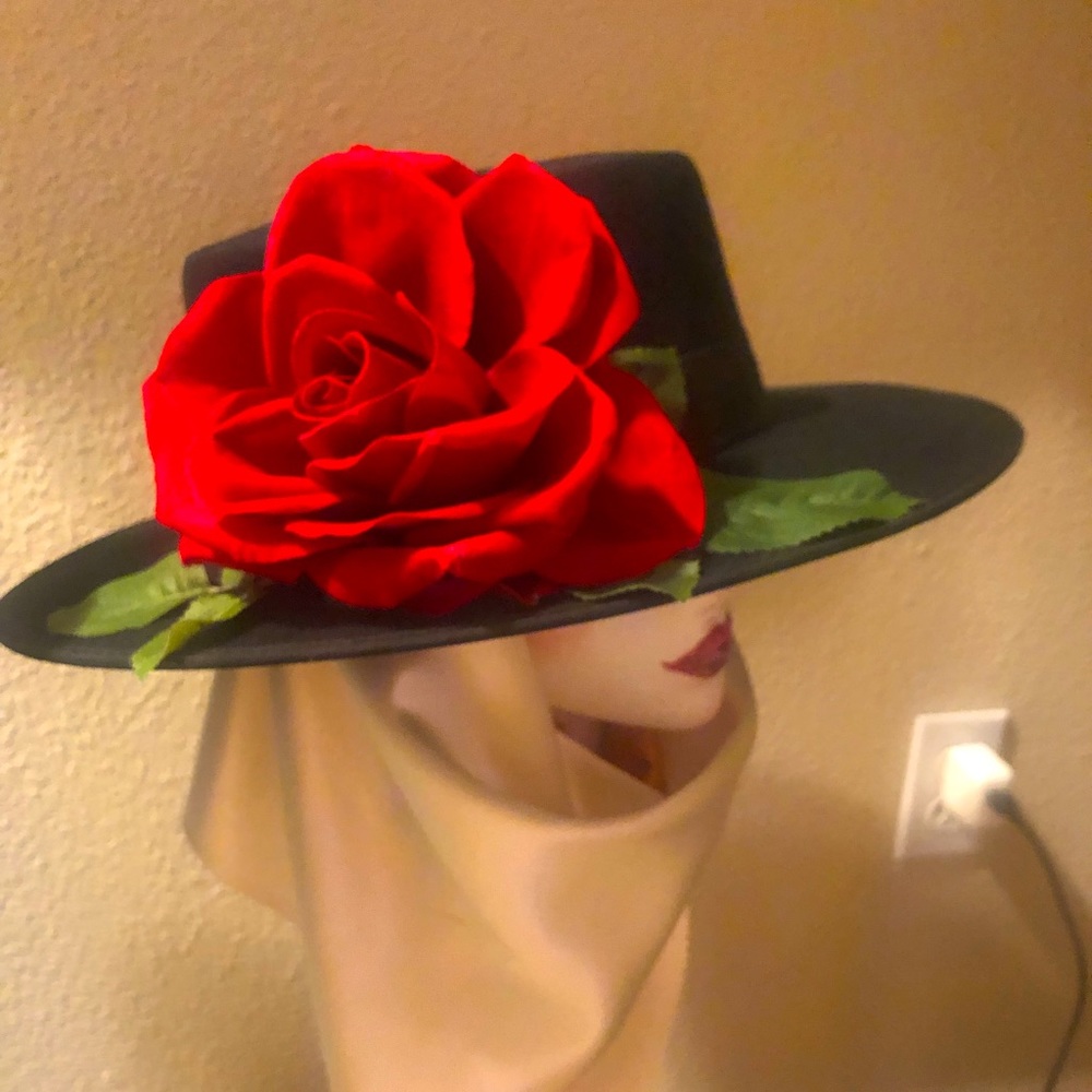 La “Española” hat to add flair to your wardrobe! Soft and velvety hat.